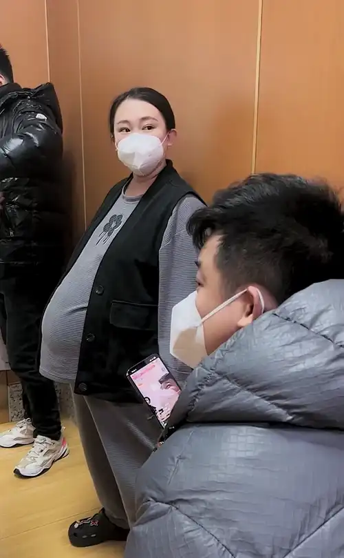 女仆蛋的肚子很大,很多网友猜测这个肚子的形状是个男孩,还是被大家猜