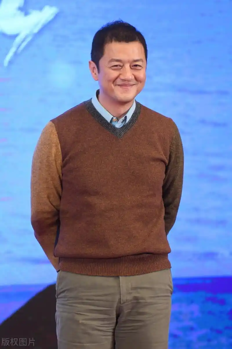 李亚鹏携小19岁超模女友逛街,百万豪车接送,超模女友身材吸睛