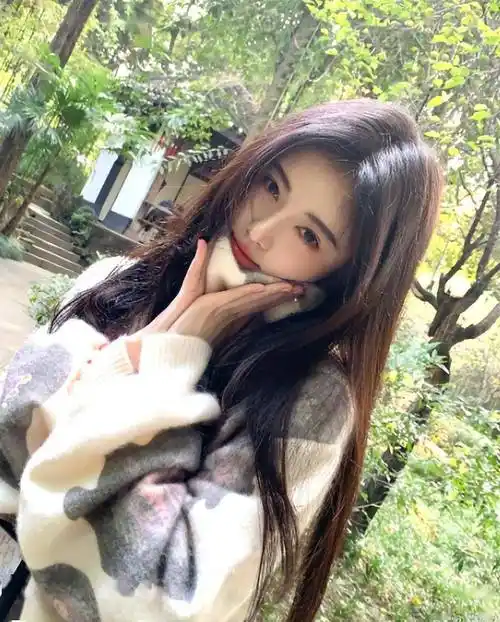 太可爱:白毛衣仙气十足, 鞠婧祎双手捧脸超可爱!