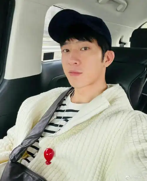 井柏然车内素颜怼脸随拍##井柏然晒车内素颜自拍