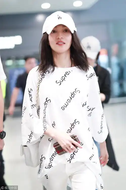 张韶涵现身机场 纯白搭配显干净简洁