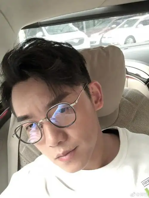 郑恺自认长得像雷佳音网友调侃你没有他头大