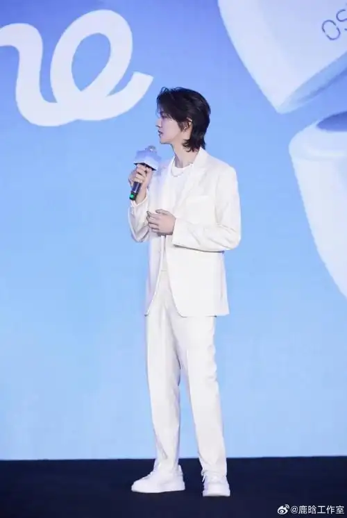 柳丝木品牌全球代言人鹿晗#帅气亮相,为#柳丝木胶囊防晒#打call!