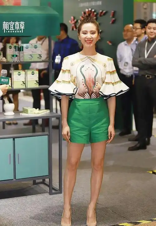 刘诗诗有气质就任性短裤穿得都和别人不一样西裤裁半截挺个性