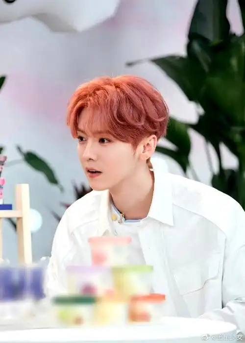 笑起来真的太撩人啦～为什么鹿晗这么多年都没有变过啊,好嫩的小鹿!