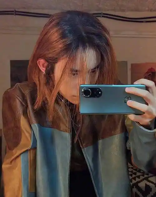 原创狂野少年易烊千玺晒长发对镜自拍竟然还带耳夹了