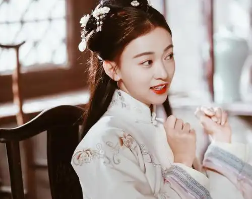 大眼姐姐小脸弟弟,吴谨言古装美出新高度,范丞丞太逗,路转粉