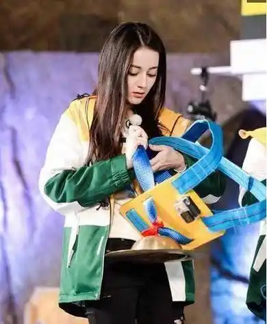 迪丽热巴没有存在感飞往捷克录制最后一期奔跑吧好舍不得