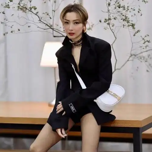 郑秀文一身休闲装现身街头,红色袜子抢镜,50岁毫无年龄感!