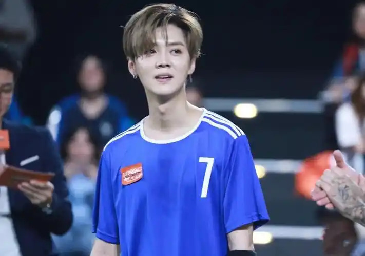 鹿晗早期活动生图好帅 啊啊啊啊啊啊一些踢球旧照谁懂 ?