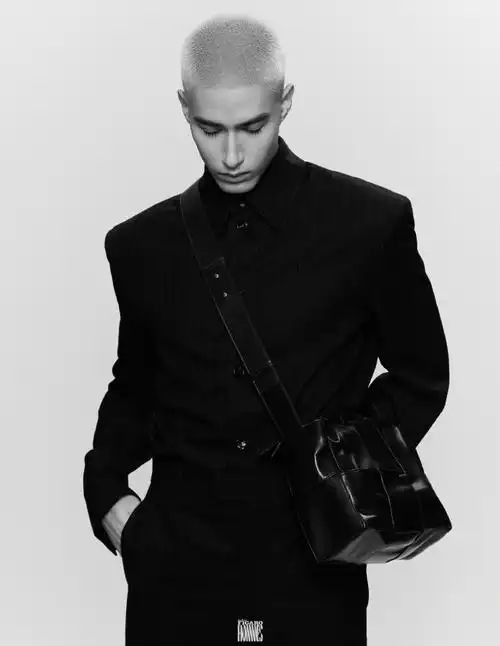 气质大片#米卡超话《费加罗男士》一月刊封面出炉,各色大衣帅气亮相