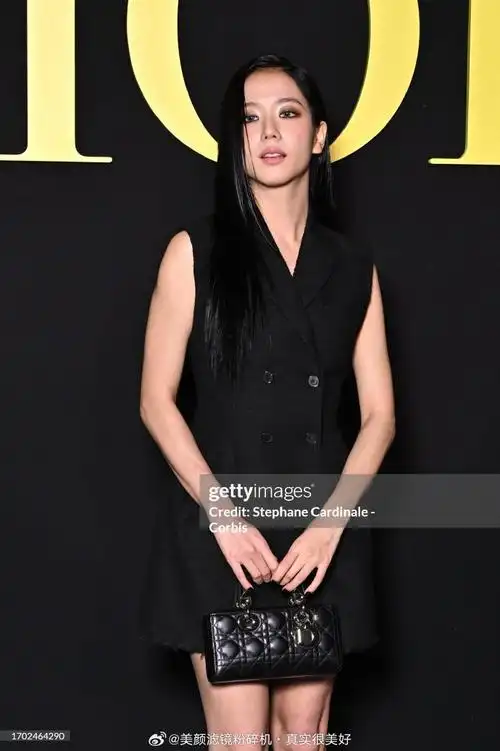 投稿金智秀 jisoo巴黎时装周生图#金智秀待遇