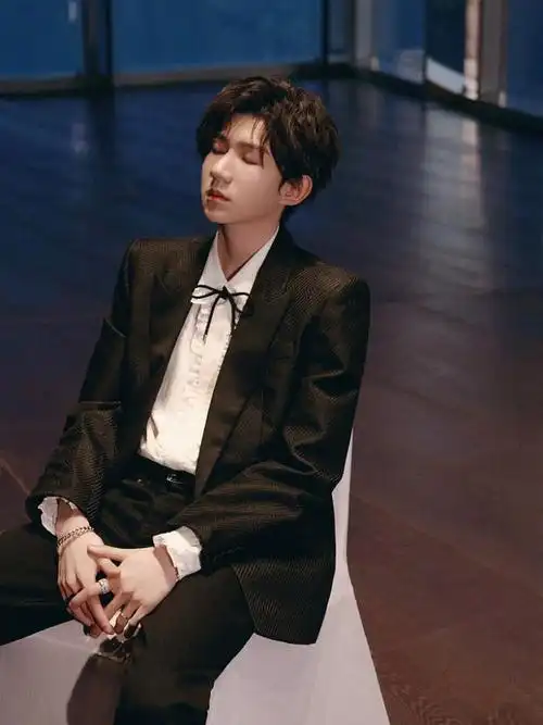 2021年11月13日,深圳,王源现身2021芭莎明星慈善夜并拍摄写真.