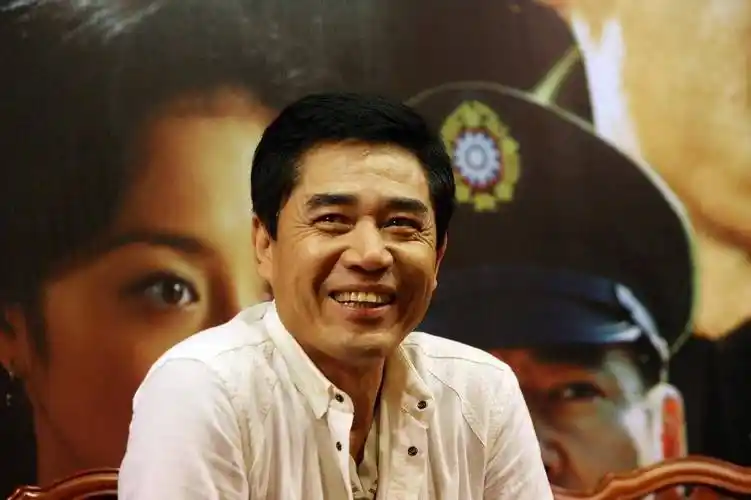 演员陈宝国:娶同学赵奎娥,结婚40年宠妻如宝,成年儿子让他犯愁_爱情