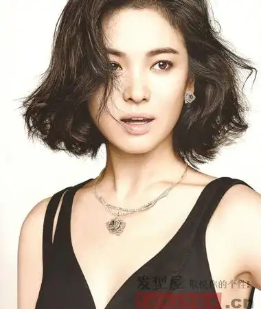 宋慧乔甜美短发烫发 优雅迷人气质满满