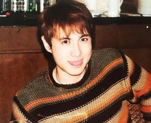 说的最多的就是沈腾年轻的时候很帅,那你们见过雷佳音年轻的时候吗?