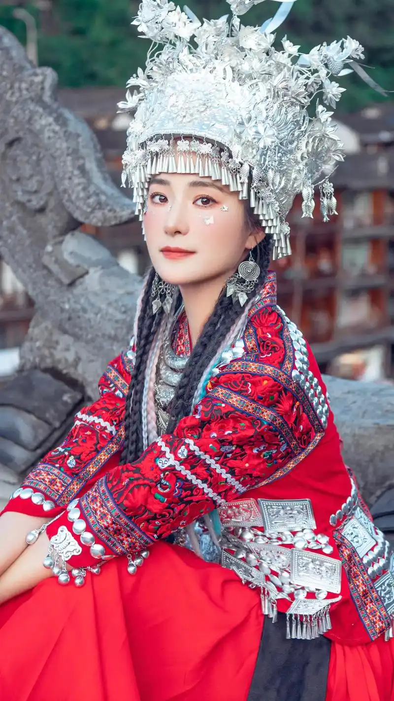 凤凰古城写真|来湘西当一次苗疆姑娘吧 #苗疆女子 #民族写真 - 抖音