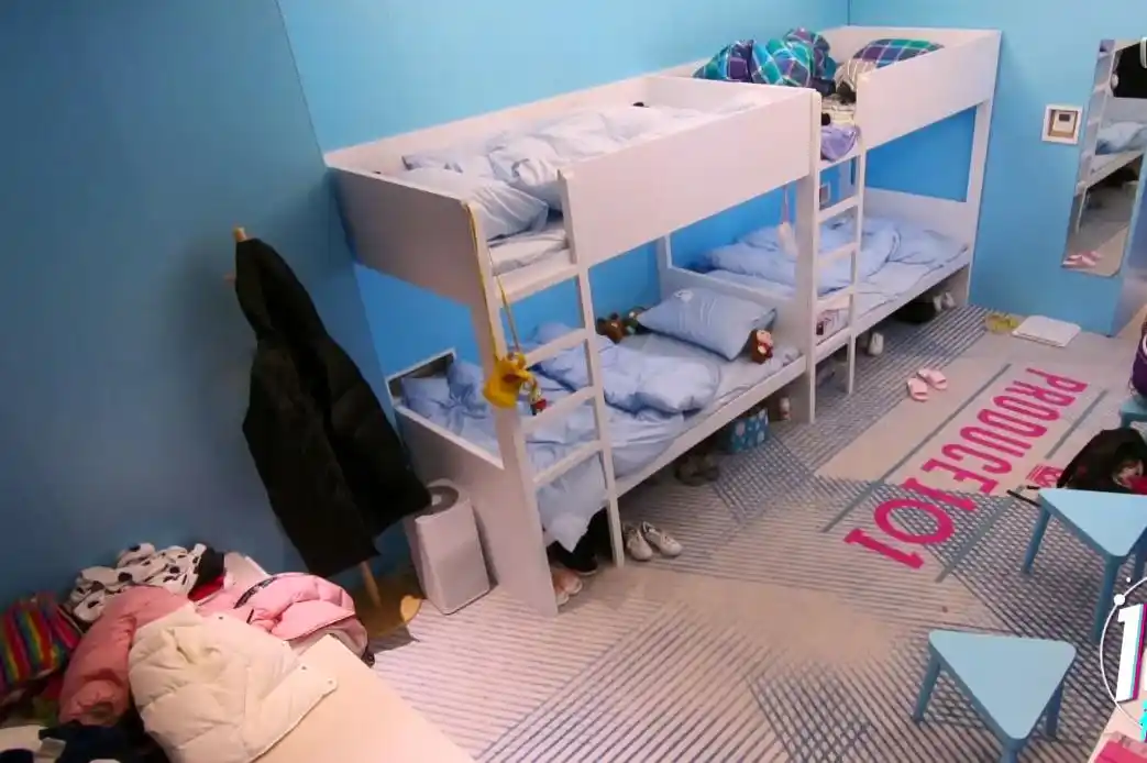 《创造101》小姐姐们外表光鲜亮丽, 没想到她们的宿舍这么乱!