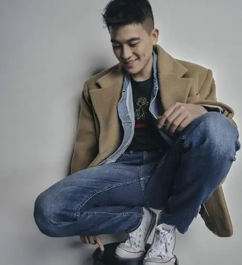 简约又舒适,下半身则是搭配了蓝色牛仔裤和白色帆布鞋,镜头下的欧豪