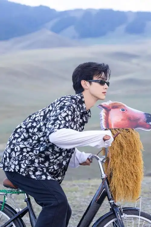 白敬亭今日在社交平台晒出了一组在草原上驰骋骑马的绝美照片.