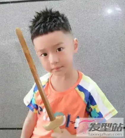 小男孩短发两边剃 从小就是酷炫帅哥_发型站_最新流行发型设计发型