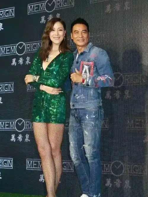 任达华携老婆亮相,琦琦身穿亮片裙配低跟鞋,55岁还有超模身材_女性