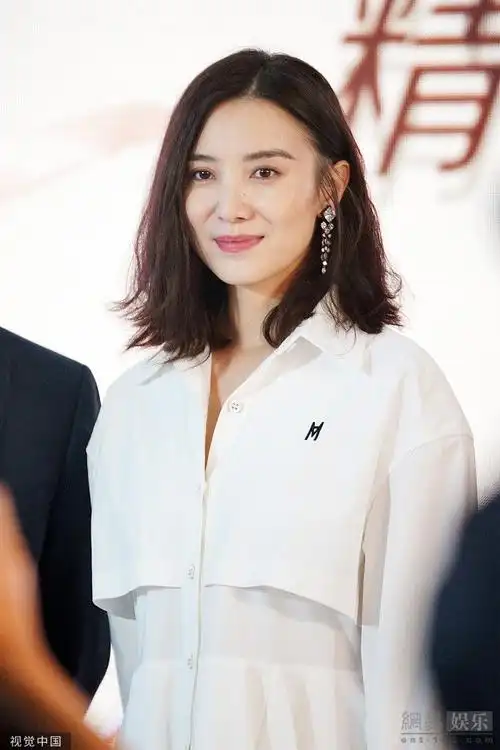 宋佳现场还获得粉丝送花人气依旧高,并在现场透露近期工作计划 ,畅谈