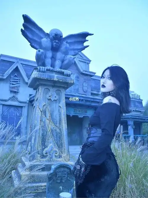 死后欢迎所有的哥特美女来我的墓前拍照