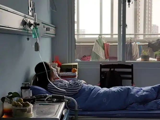 陈芳躺在医院,她已经在这里住了七年.图/周航