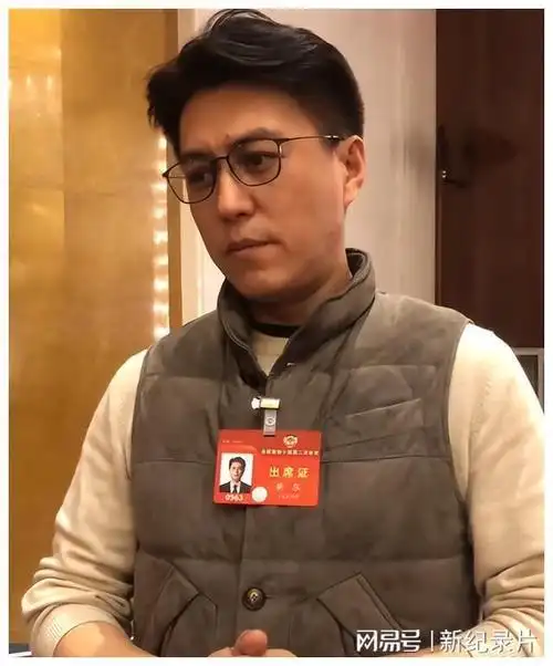 靳东上新闻联播了在人民大会堂开会的照片被曝光气场超级强大