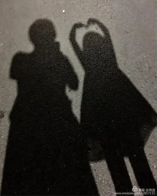 婆孙俩散步的影子……(晚上影子)