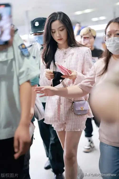 王艺瑾上海到达,粉色淑女风穿搭温柔甜美_机场
