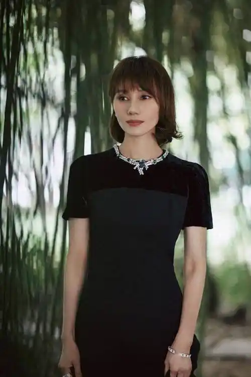 看了袁泉的打扮,我悟了:裙不配运动鞋,不烫大妈卷,更优雅知性