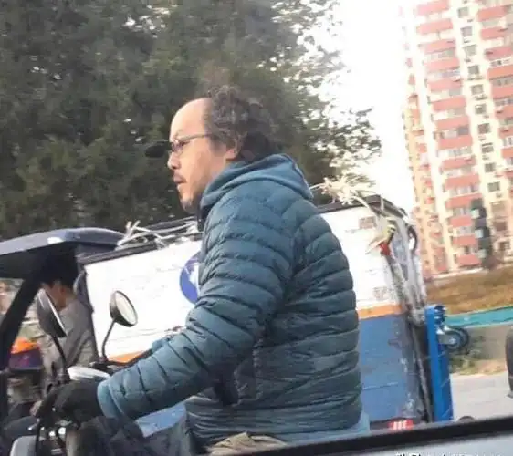 王菲前夫窦唯现状曝光开小电炉吃路边摊不修边幅却住北京豪宅