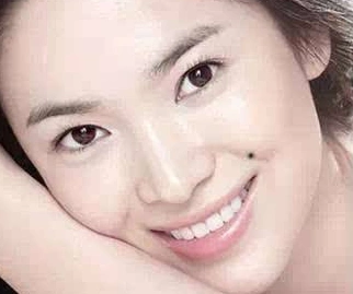 [美人痣长在哪里图片]美人痣在左边还是右边,美人痣的位置