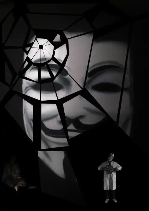 破碎面具下的麻木与颓废