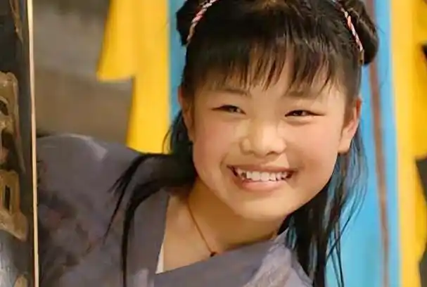 "整容式成长"莫小贝,曾被称为最丑童星,如今诠释真女大十八变