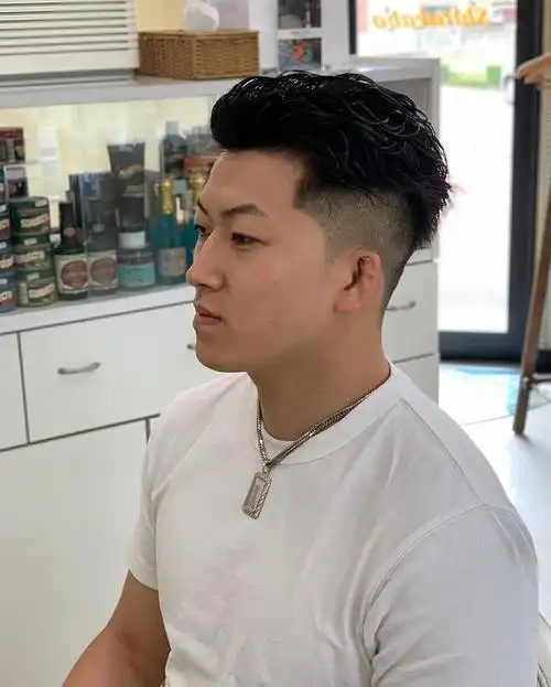 比如对于微胖的男士来说,一款合适的发型,就能让你大不一样