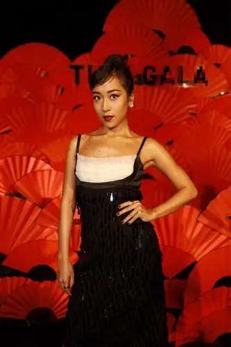 吉克隽逸吊带裙献唱风情万种赫本同款发型别有韵味