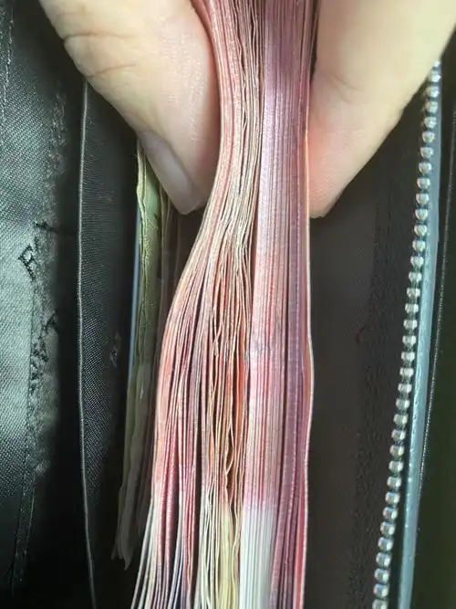 一万块钱原来这么厚啊