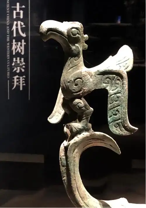 青铜质的太阳鸟是人类光明的天使, 是三星堆遗址的专利.