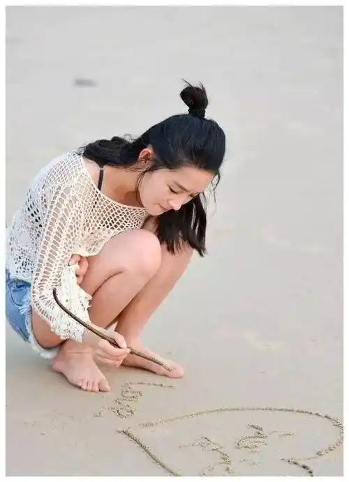 李沁薄纱泳装 水下甜蜜亲嘴 网友心碎了一地 清纯偶像的人设啊_身材