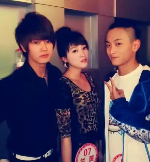 任嘉伦兰贺合照曝光,被扒两人10年前就认识,辛芷蕾也在吃瓜_腾讯新闻