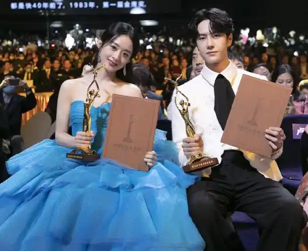 宋茜到底有没有对赵丽颖撇嘴,杨紫含泪,宋茜撇嘴,王一博领奖"六缺五"