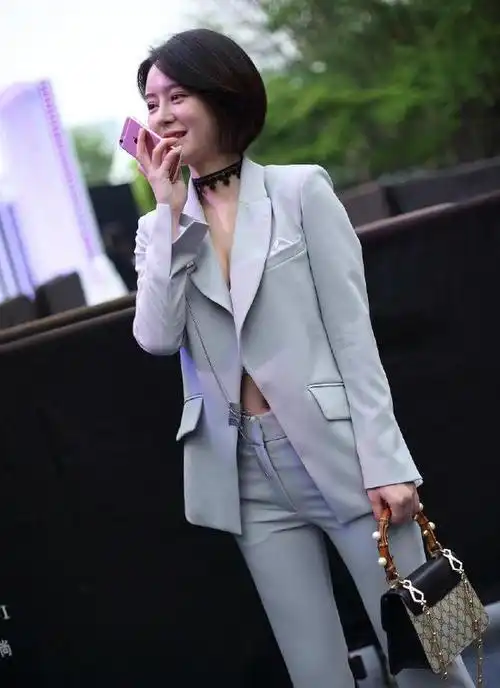 白色小西装的短发妹子一种霸道女总裁的气质