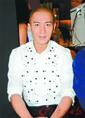 昨日,刘恺威以光头造型亮相上海电视节.