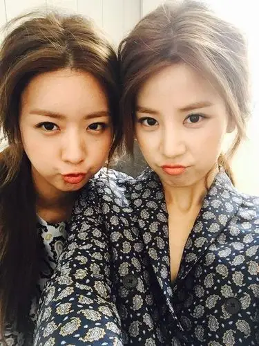 朴初珑尹宝美晒合照 嘟嘴似亲姐妹