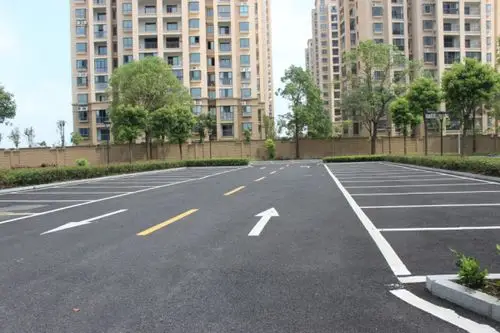 小区内宽敞的柏油路