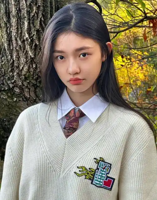 林允晒出美图,满满18格,身穿学院风西装,针织衫和格子裙 – 爱读书