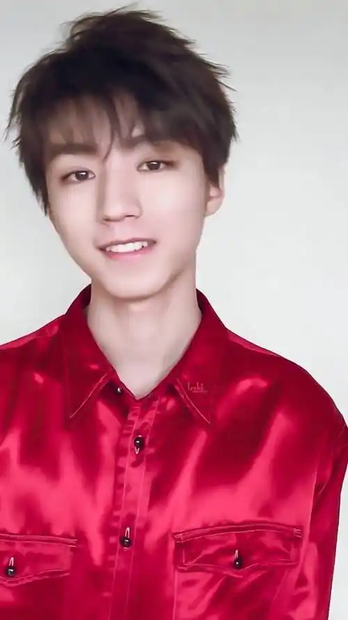 那些有着小虎牙的明星:王俊凯笑起来太可爱了!